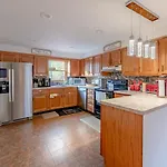 Luxurious House With Largest Hot Tub & Perfect Retreat!
