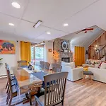 Luxurious House With Largest Hot Tub & Perfect Retreat!
