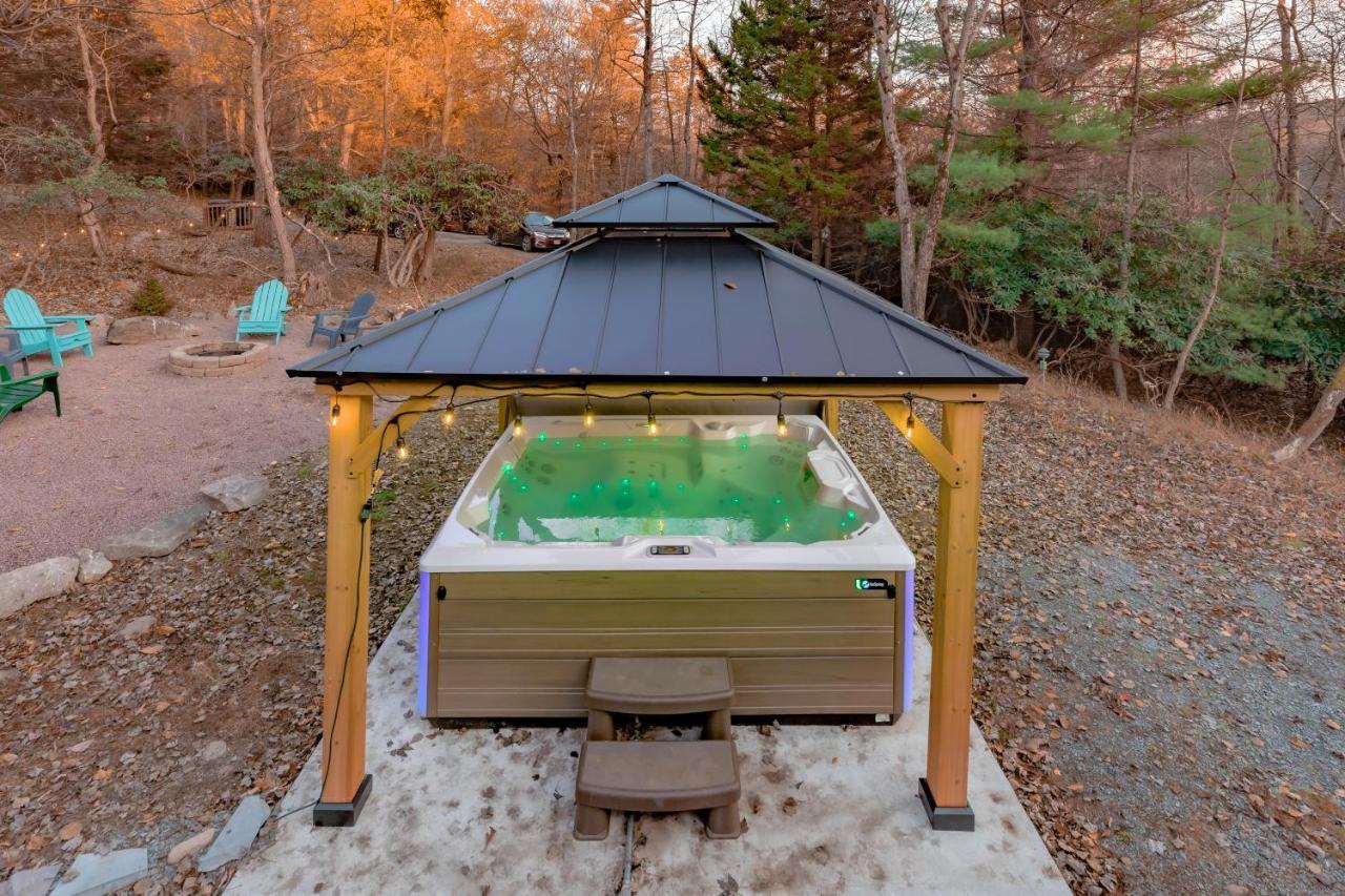 Luxurious House With Largest Hot Tub & Perfect Retreat!